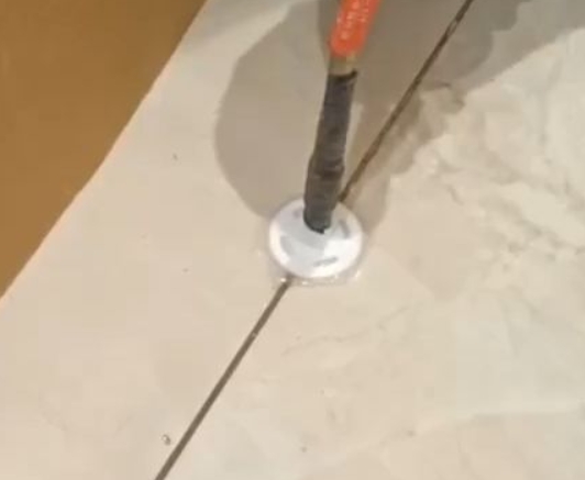 科尔沁左翼后瓷砖空鼓维修公司专业解答瓷砖在铺贴过程中，如果没有涂抹均匀到位的粘结材料（如水泥砂浆或瓷砖胶），可能会导致以下问题